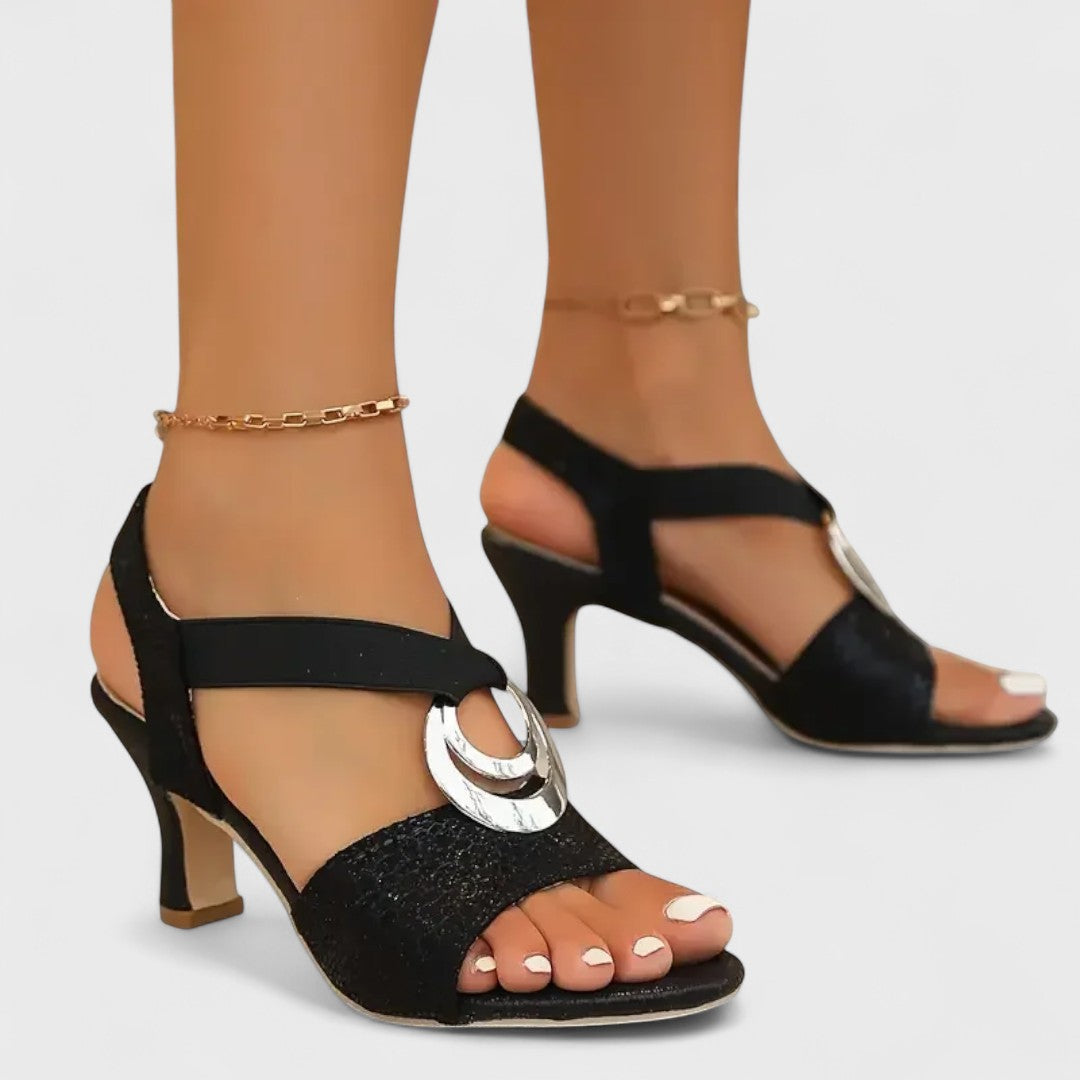 Yasmina - Elegáns szandál díszítő csattal