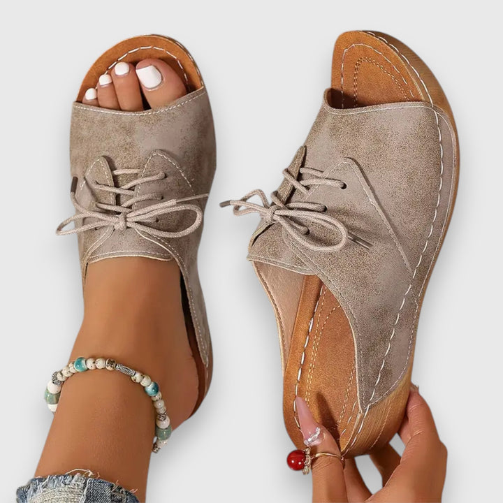 Saszkia – Vintage stílusú szandál