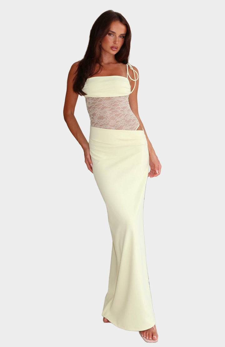 Maxi Ruha Szabad Kivágással és Finom Eleganciával