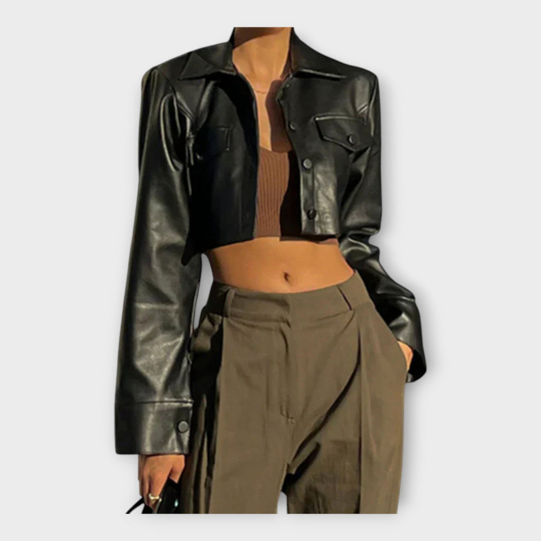 Rövid bőrkabát zsebekkel