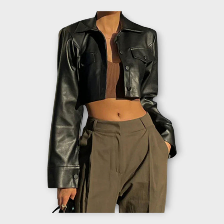 Rövid bőrkabát zsebekkel