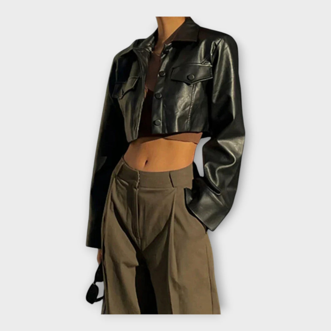 Rövid bőrkabát zsebekkel