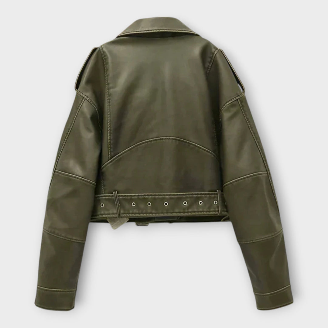 Modern Rövid Bőrkabát Övvel és Finom Esztétikával