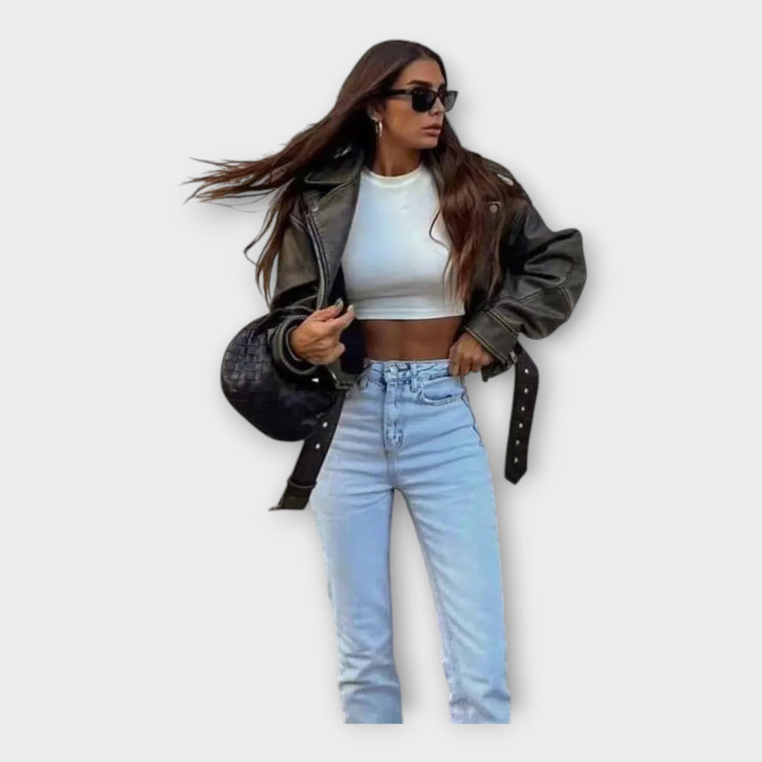 Modern Rövid Bőrkabát Övvel és Finom Esztétikával