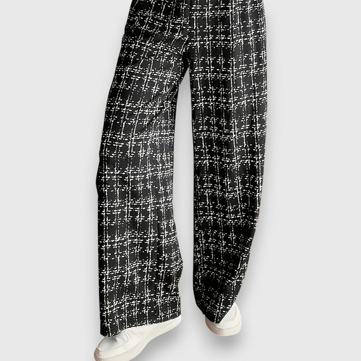 Két részes szett V-nyakú felsővel és megfelelő nadrággal