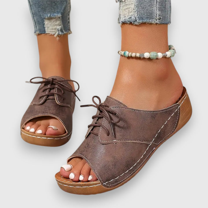 Saszkia – Vintage stílusú szandál